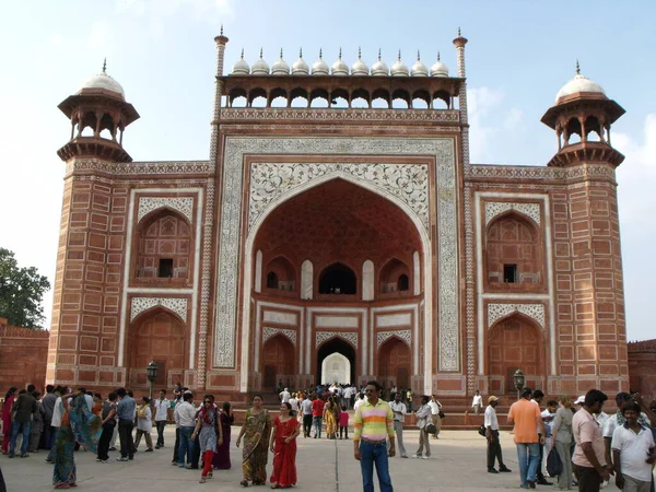 Taj Mahal Agra Ινδία Αυγούστου 2011 Πολλοί Άνθρωποι Στην Είσοδο — Φωτογραφία Αρχείου