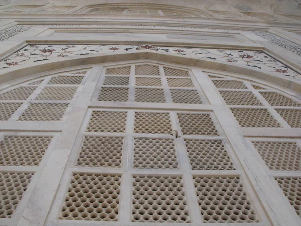 タージ マハル インド アグラ 2011年8月18日 白い大理石の霊廟の豪華な装飾窓の1つを見るタージ マハル — ストック写真