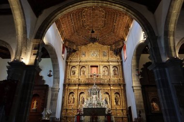 Icod de los Vinos, Tenerife, İspanya, 25 Nisan 2022: Icod de los Vinos, Tenerife 'deki San Marcos Evangelista kilisesinin tavanı ve mihrabı. İspanya