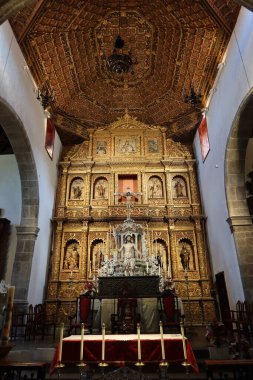 Icod de los Vinos, Tenerife, İspanya, 25 Nisan 2022: San Marcos Evangelista 'nın Icod de los Vinos, Tenerife' deki kilisesinin tavanı ve sunağı dikey görünümü. İspanya