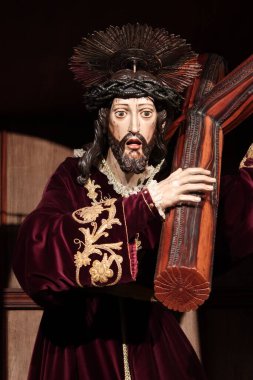Icod de los Vinos, Tenerife, İspanya, 25 Nisan 2022: Icod de los Vinos, Tenerife 'deki San Marcos Evangelista kilisesinde haçı taşıyan İsa. İspanya