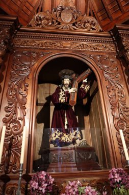 Icod de los Vinos, Tenerife, İspanya, 25 Nisan 2022: Icod de los Vinos, Tenerife 'deki San Marcos Evangelista kilisesinde tahta bir sunakta İsa. İspanya
