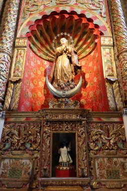 Icod de los Vinos, Tenerife, İspanya, 25 Nisan 2022: Icod de los Vinos, Tenerife 'deki San Marcos Evangelista kilisesindeki heykellerden birinin dikey görünümü. İspanya