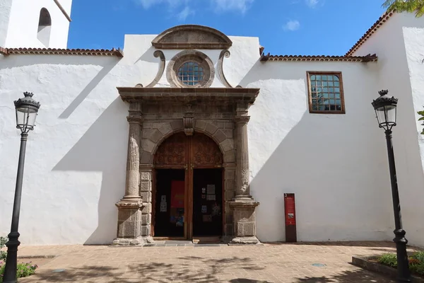Icod de los Vinos, Tenerife, İspanya, 25 Nisan 2022: Icod de los Vinos, Tenerife 'deki San Marcos Evangelista Kilisesi' nin giriş kapılarından biri. İspanya