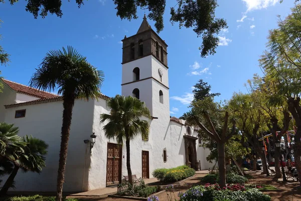 Icod de los Vinos, Tenerife, İspanya, 25 Nisan 2022: Icod de los Vinos, Tenerife 'deki San Marcos Evangelista Kilisesi' nin cephesi ve çan kulesi. İspanya