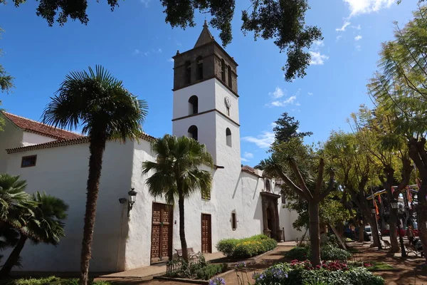 Icod Los Vinos Tenerife Espanha Abril 2022 Fachada Campanário Igreja Fotos De Bancos De Imagens