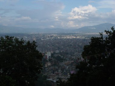 Kathmandu, Nepal, 20 Ağustos 2011: Maymun tapınağı Swayambhunath Tapınağı 'ndan şehrin görüntüsü. Katmandu, Nepal
