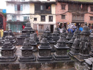 Kathmandu, Nepal, 20 Ağustos 2011: Swayambhunath Tapınağı 'ndaki antik stupalar, maymun tapınağı. Katmandu, Nepal