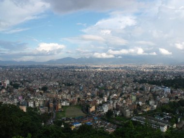 Kathmandu, Nepal, 20 Ağustos 2011: Maymun tapınağı Swayambhunath Tapınağı 'ndan şehrin ve Himalayalar' ın görüntüsü. Katmandu, Nepal