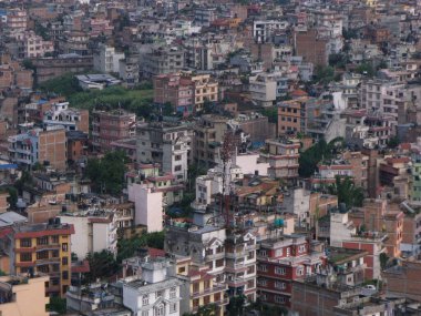 Katmandu, Nepal, 20 Ağustos 2011: Maymun tapınağı Swayambhunath Tapınağı 'ndan şehir binaları. Katmandu, Nepal