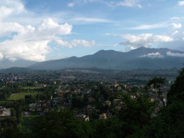 Kathmandu, Nepal, 20 Ağustos 2011: Himalayalar 'da bulutların altındaki şehir Swayambhunath Tapınağı' ndan, maymun tapınağından. Katmandu, Nepal