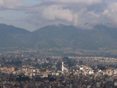 Kathmandu, Nepal, 20 Ağustos 2011: Maymun tapınağı Swayambhunath Tapınağı 'ndan Himalayalar' ın altındaki şehir. Katmandu, Nepal