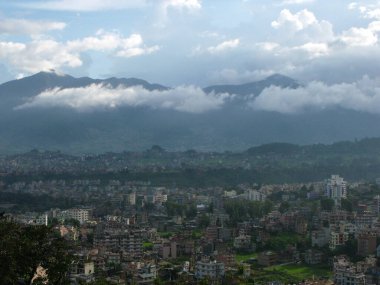 Katmandu, Nepal, 20 Ağustos 2011: Himalayalar 'daki bulutlar Swayambhunath Tapınağı' ndan, maymun tapınağından. Katmandu, Nepal