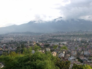 Katmandu, Nepal, 20 Ağustos 2011: Arkasında Himalayalar olan şehir Swayambhunath Tapınağı, maymun tapınağı. Katmandu, Nepal