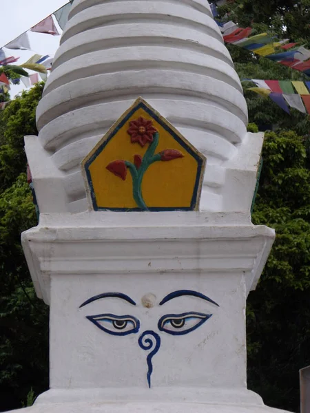 Kathmandu Nepal August 2011 Vertical View White Stupa Buddha Eyes — Fotografia de Stock