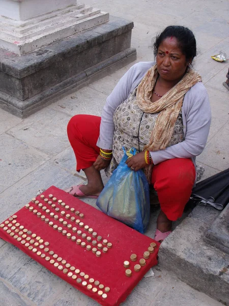 Kathmandu Nepal August 2011 Woman Sells Coins Tourists Throw Fountain — Stockfoto