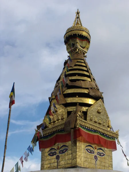 2011年8月20日 尼泊尔加德满都 在斯瓦扬布斯古寺 猴子庙 用佛眼垂直观察一座佛塔 尼泊尔加德满都 — 图库照片