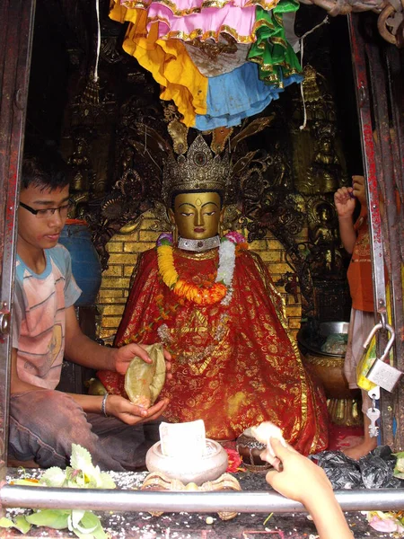 Katmandou Népal Août 2011 Garçon Côté Une Sculpture Bouddha Dans — Photo