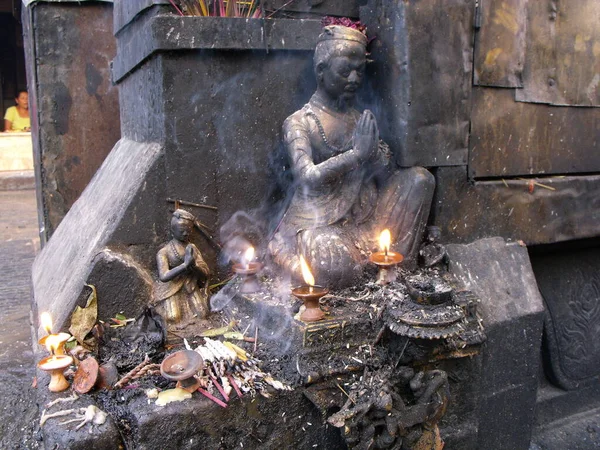 2011年8月20日 尼泊尔加德满都 在斯瓦扬布斯古寺 Swayambhunath Temple 的猴子庙 Monkey Temple 上用香进行雕塑 尼泊尔加德满都 — 图库照片