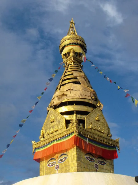 Kathmandu Nepal August 2011 Golden Stupa Buddha Eyes Pennants Swayambhunath — Fotografia de Stock