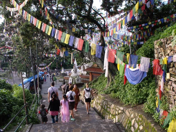 Kathmandu Nepál Srpna 2011 Vlajky Turisté Chrámu Swayambhunath Opičím Chrámu — Stock fotografie