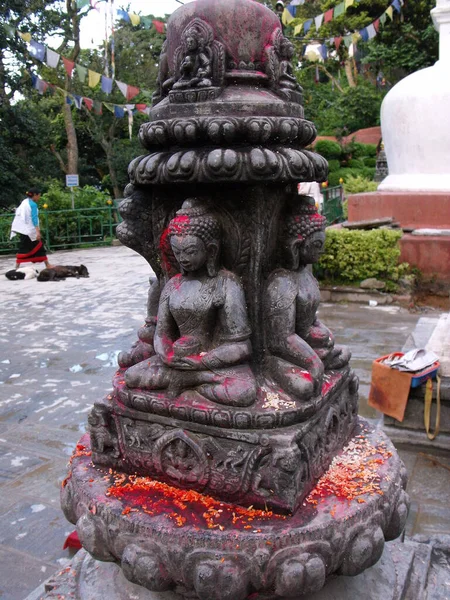Katmandu Nepal Sierpnia 2011 Rzeźba Wizerunkami Buddy Świątyni Swayambhunath Świątyni — Zdjęcie stockowe