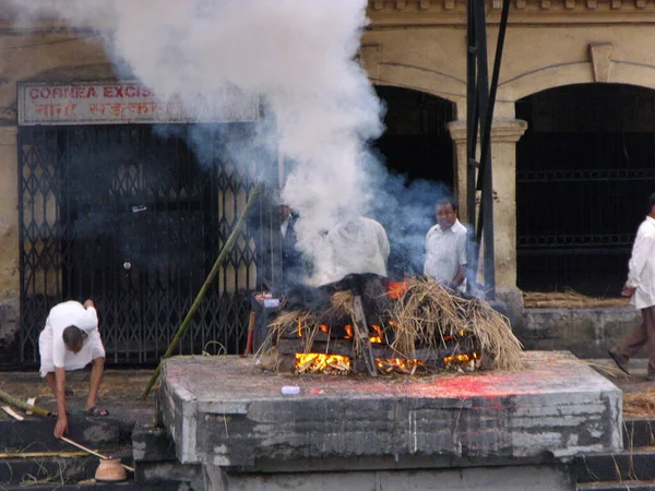 Kathmandu Nepal August 2011 People Fire Funeral Pyre Corpse Being — Fotografia de Stock