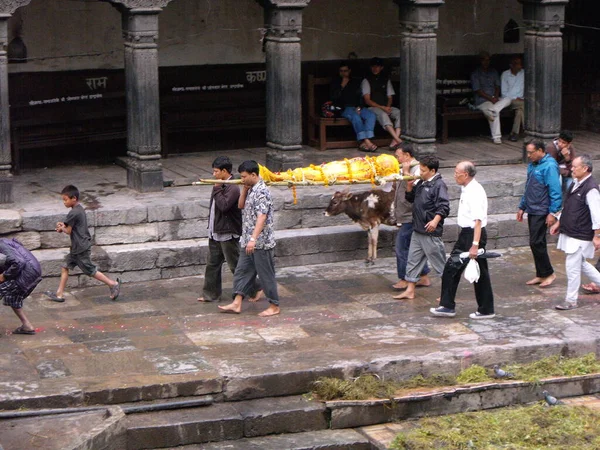 Kathmandu Nepal August 2011 Several People Carry Corpse Pashupatinath Temple — 图库照片