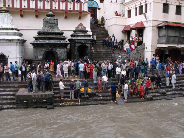 Kathmandu Nepal August 2011 Numerous People Corpses Relatives Pashupatinath Temple — 图库照片