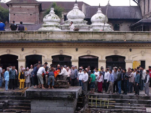 Kathmandu Nepal August 2011 Masses People Place Corpse Funeral Pyre — 图库照片