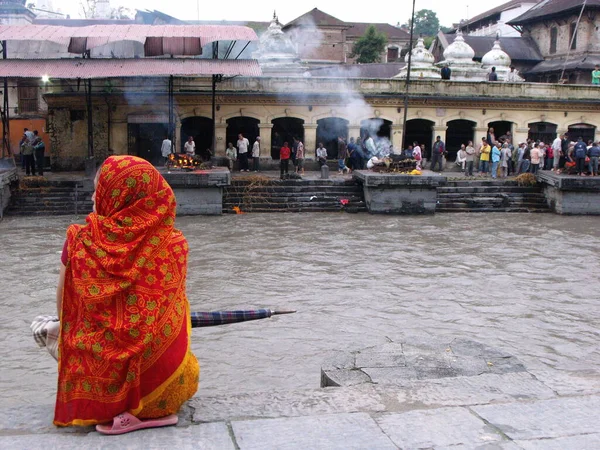 Kathmandu Nepal August 2011 Woman Witnesses Cremation Several Corpses Bagmati — 图库照片