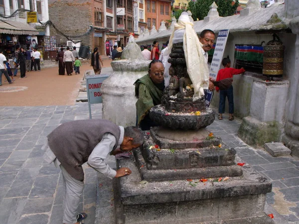 Kathmandu Nepal August 2011 Man Bows Sacred Sculpture Boudhanath Stupa — 图库照片