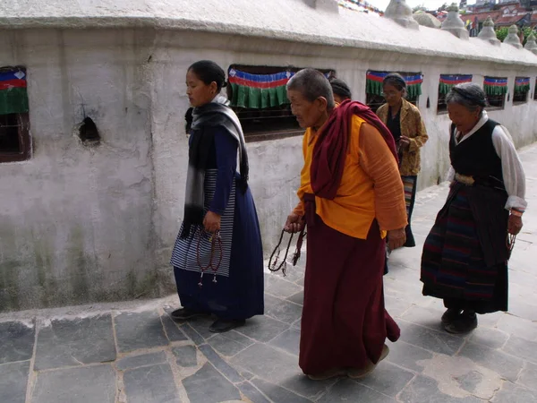 Kathmandu Nepal August 2011 Group Faithful Visit Boudhanath Stupa Kathmandu — Foto de Stock