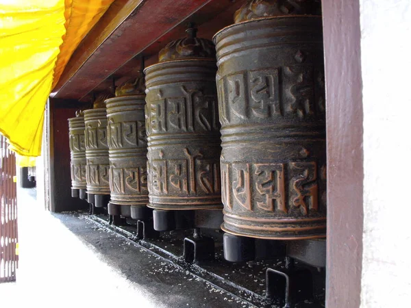 Kathmandu Nepal August 2011 Tibetan Prayer Wheels Boudhanath Stupa Kathmandu — Fotografia de Stock