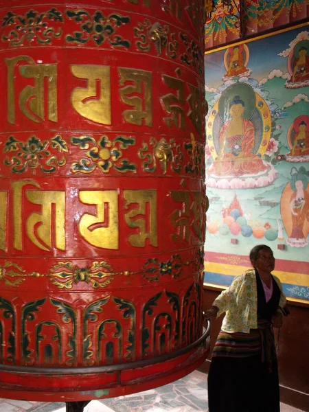Kathmandu Nepal August 2011 Woman Spins Large Tibetan Prayer Wheel — Fotografia de Stock