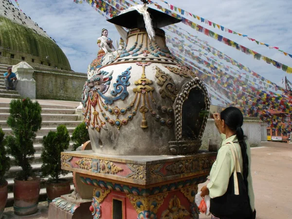 Kathmandu Nepal August 2011 Woman Places Incense Altar Boudhanath Stupa — Foto Stock