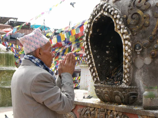 Kathmandu Nepal August 2011 Man Prays Altar Boudhanath Stupa Kathmandu — Stock Photo, Image
