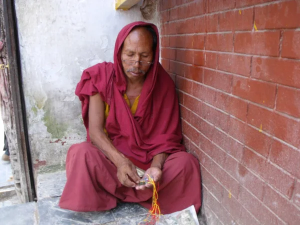 Kathmandu Nepal August 2011 Buddhist Monk Counts Coins Boudhanath Stupa — Foto de Stock
