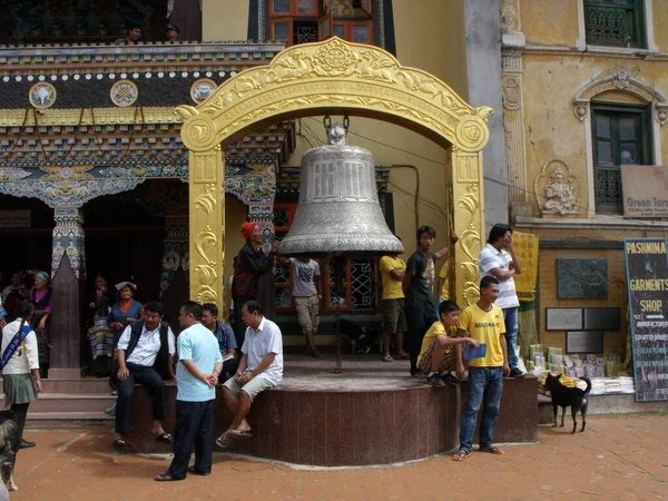 Kathmandu Nepal August 2011 Group People Large Bell Boudhanath Stupa — Fotografia de Stock