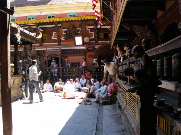 Patan Kathmandu Nepal August 2011 Group Worshipers Hiranya Varna Mahavihar — Zdjęcie stockowe
