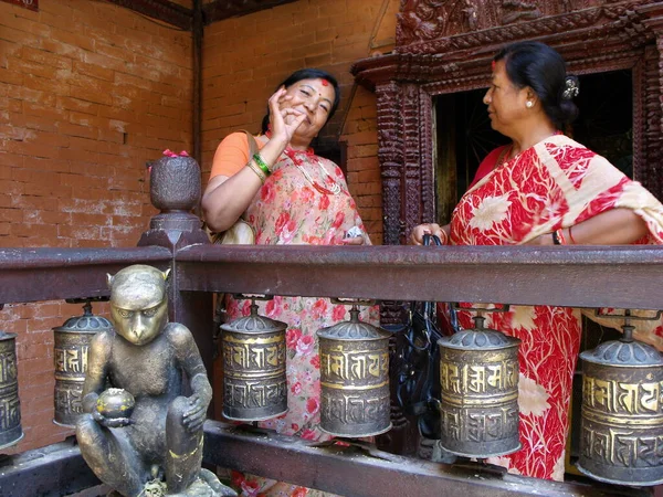 Patan Kathmandu Nepal August 2011 Two Women Hiranya Varna Mahavihar — 图库照片