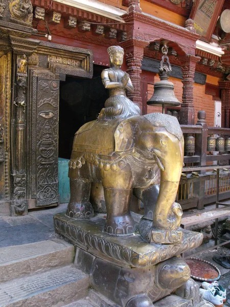 Patan Kathmandu Nepal August 2011 Vertical View Sculpture Monk Elephant — 스톡 사진