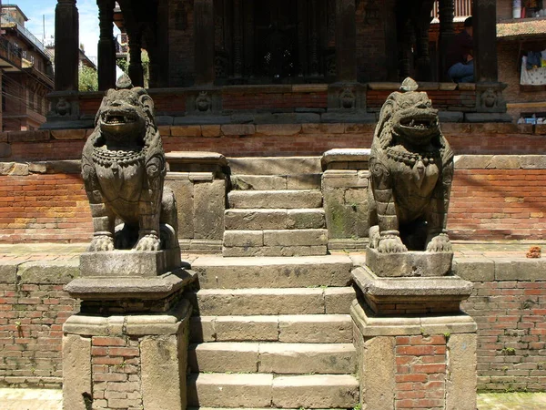 Durbar Square Patan Kathmandu Nepal August 2011 Two Stone Lions — Zdjęcie stockowe