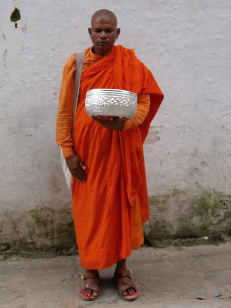 Kathmandu Nepal August 2011 Buddhist Monk Offering Bowl Street Central —  Fotos de Stock