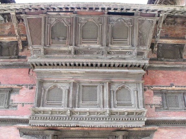 Κατμαντού Νεπάλ Αυγούστου 2011 Ξύλινα Μπαλκονάκια Κτίριο Κόκκινα Τούβλα Δρόμο — Φωτογραφία Αρχείου