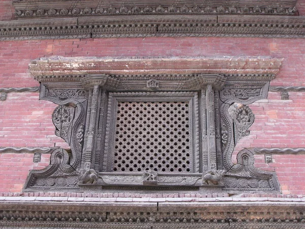 Kathmandu Nepal August 2011 Wooden Lattice Window Red Brick Building — Stockfoto