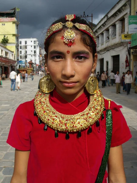 Kathmandu Nepal August 2011 Girl Golden Jewelry Street Center Kathmandu — 图库照片