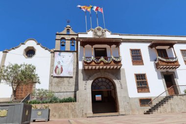 Icod de los Vinos, Tenerife, İspanya, 15 Eylül 2022: Icod de los Vinos, Tenerife belediye binasının ana girişi. İspanya