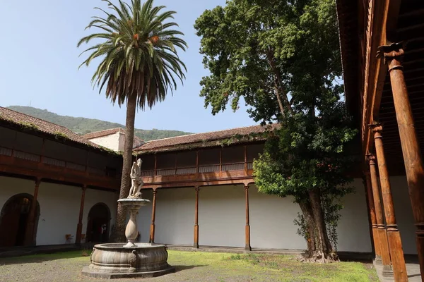 Icod de los Vinos, Tenerife, İspanya, 18 Nisan 2022: Icod de los Vinos, Tenerife 'deki halk kütüphanesinin avlusunda Neptün heykeli. İspanya