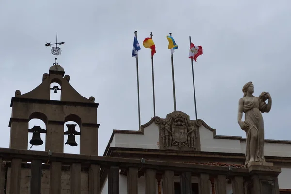 2022年3月26日スペイン テネリフェ島のイタラ ビノス市役所の隣に鐘楼と旗 スペイン — ストック写真
